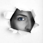 12670087-hermoso-ojo-femenino-azul-mirando-a-traves-de-un-agujero-en-una-hoja-de-papel